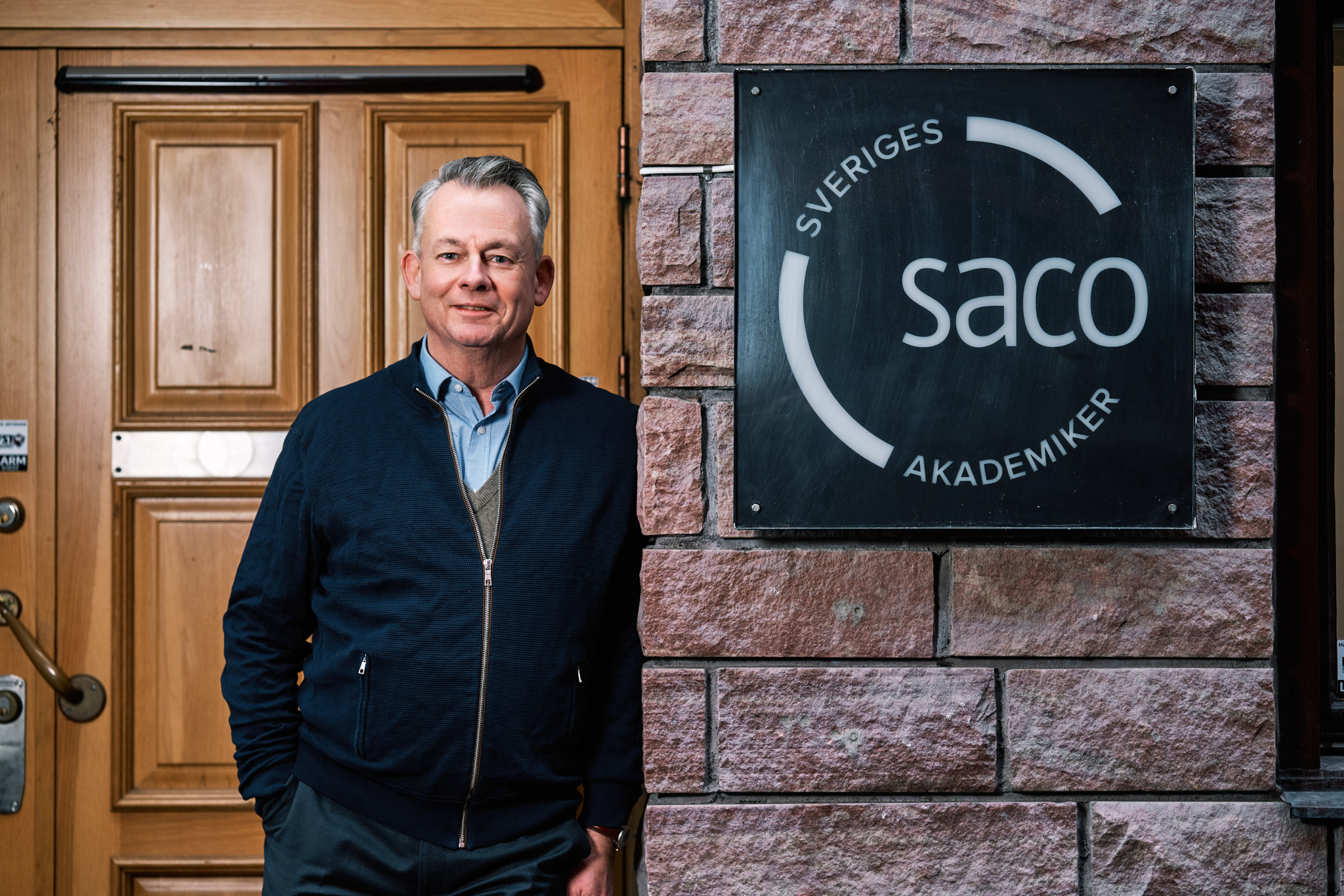 Fotografi av Sacos ordförande Göran Arrius framför Sacos kansli